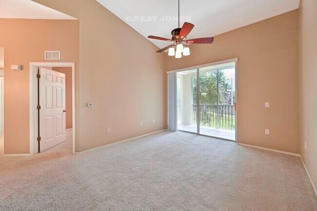 Foto del edificio - Awesome 2/1 Condo with screened in Lanai!
