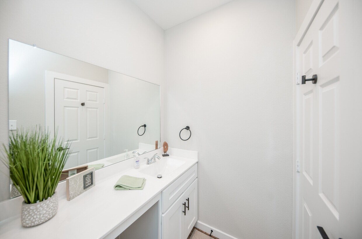 Foto principal - 10317 Lake Rd