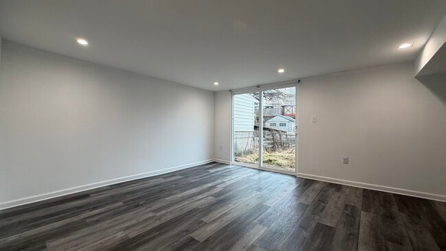 Building Photo - 12611 Biscayne Dr