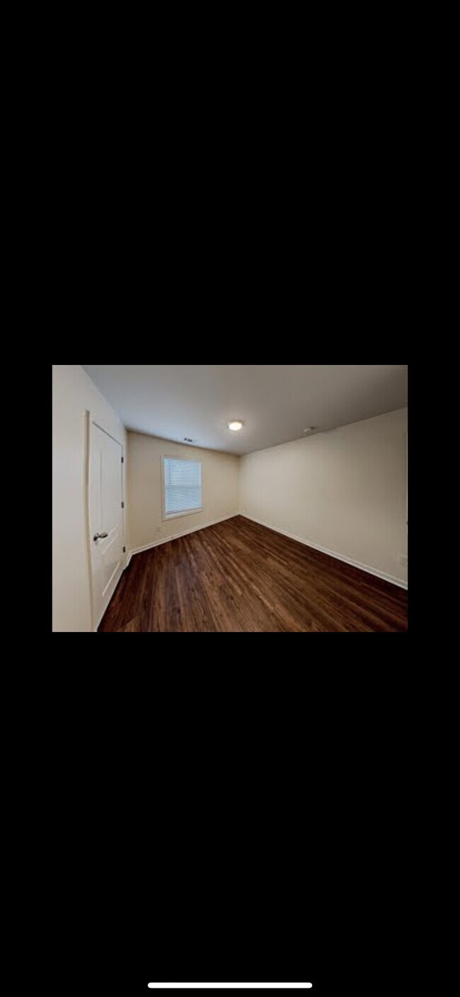 Building Photo - 8704 Country View Ave