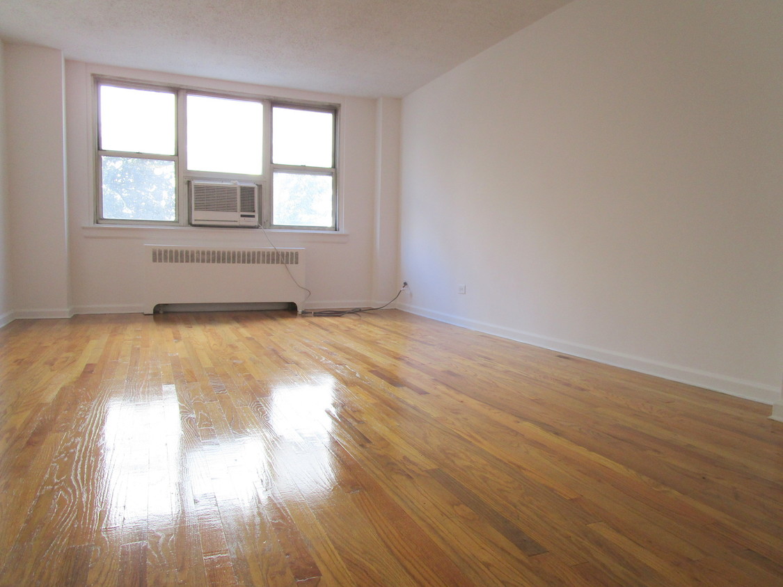 Primary Photo - 240 E 35th St
