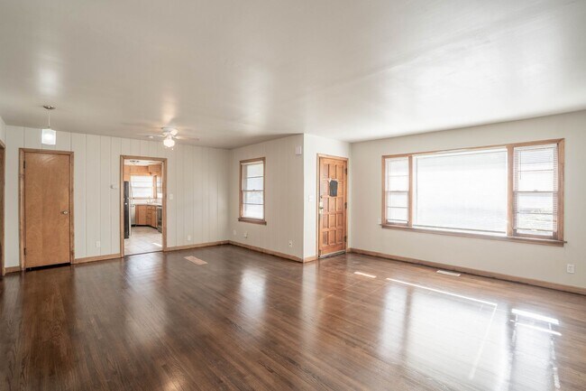 Foto del edificio - 4005 S Zenith Ave Triplex