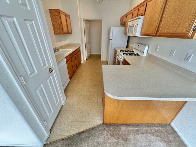 Foto del edificio - BEAUTIFUL 3 BEDROOM TOWNHOME IN HENDERSON