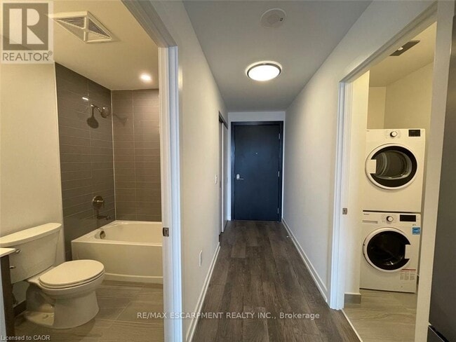 Building Photo - 15 Wellington St S