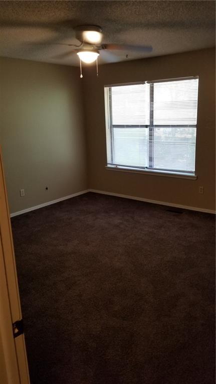 Building Photo - 2047 E Oaks Dr