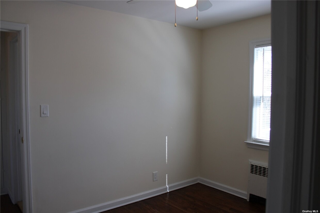 37 Hemlock St, Floral Park, NY 11001 Room for Rent in Floral Park, NY