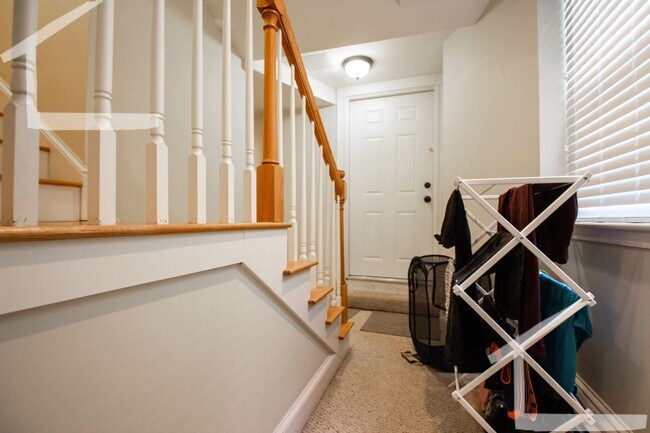 Building Photo - Charming 4 Bedroom-No Broker Fee
