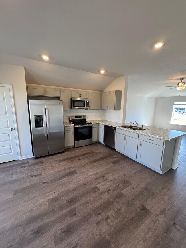 Building Photo - 510 N Pear St