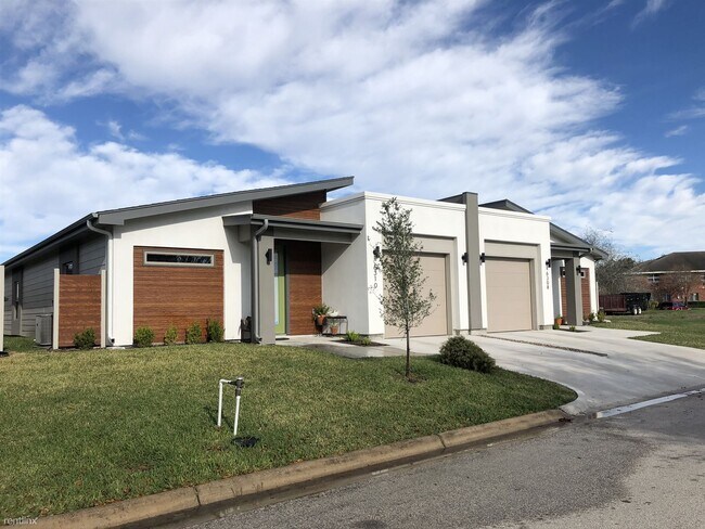 Building Photo - 2 br, 2.5 bath Duplex - 6314 Guinevere Drive