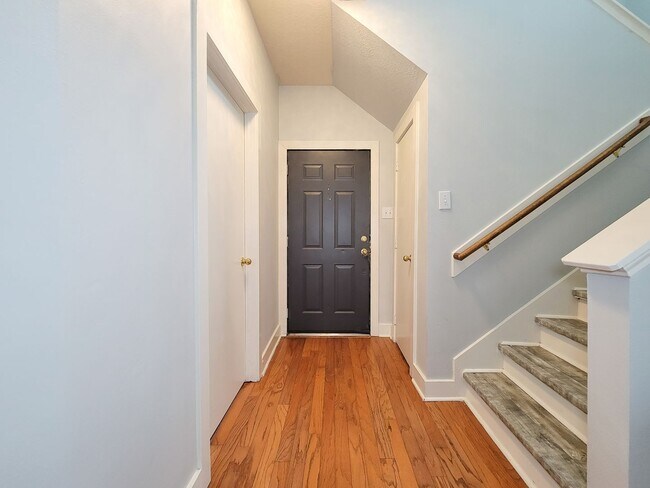 Foto del edificio - Welcome to this beautifully maintained home offering flexible living with 4/5 spacious bedrooms a...