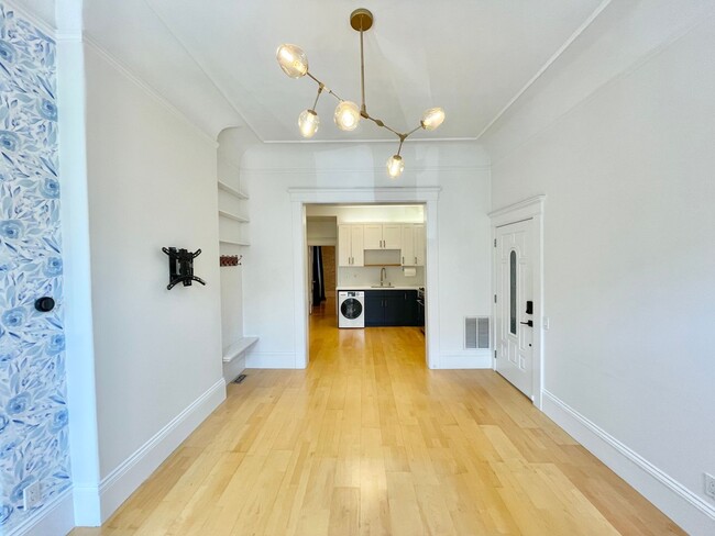 Building Photo - Super Charming NOPA Condo! Parking! Laundr...