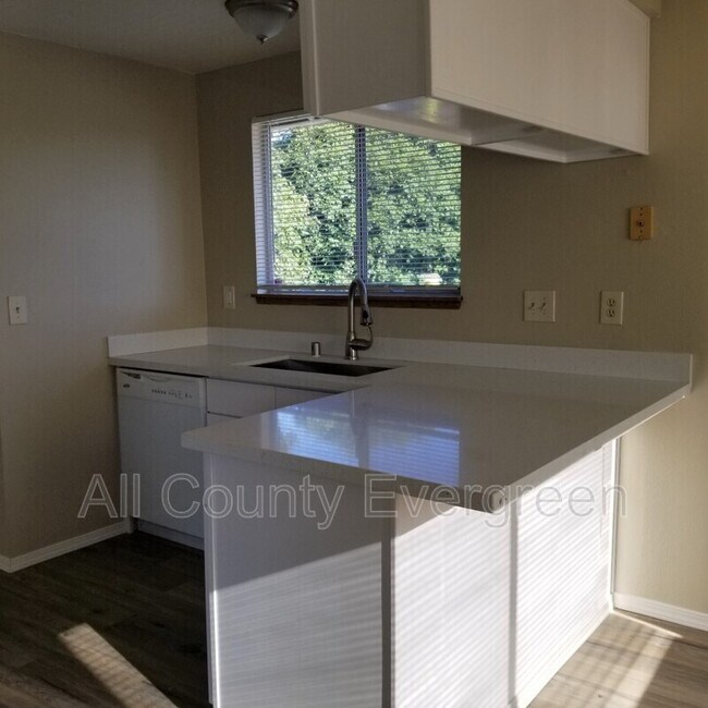 Foto del edificio - 904 31st St. NE #D