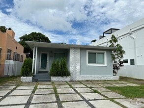 Building Photo - 370 SW 17th Rd
