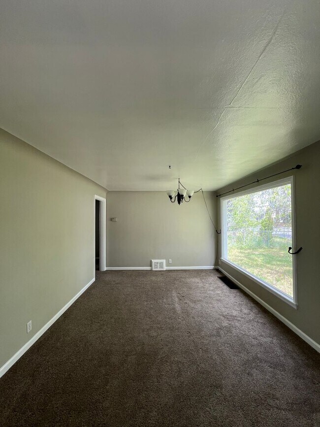Building Photo - North Side Charming Home!