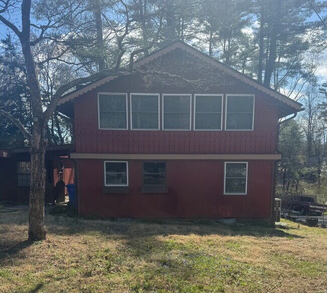 Foto del edificio - "Charming 2-Bedroom Retreat with Granite Touches and Hardwood Elegance in Hendersonville!"