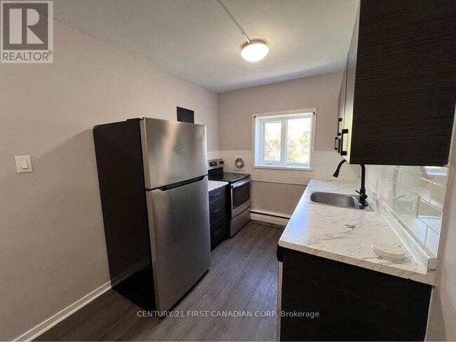 Photo du bâtiment - 871-871 Adelaide St N