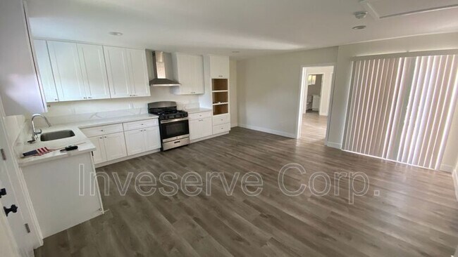 Building Photo - 1130 S Del Mar Ave