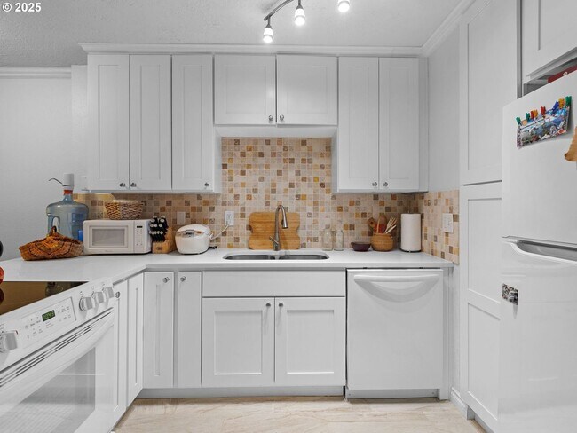 Foto del edificio - Bright & Inviting 2-Bed, 1.5-Bath with Modern Touches and Private Upstairs Retreat