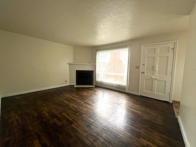 Building Photo - Rent Special: 1/2 Off May's Rent!! 1 bed 1 bath Duplex near Bush Park!