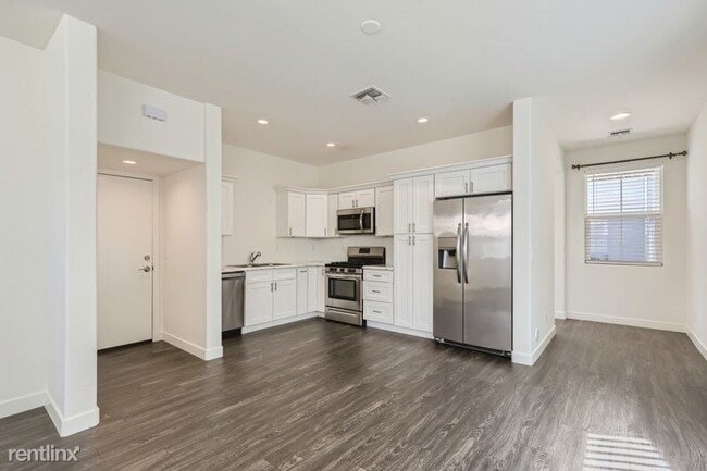Building Photo - 3 br, 2.5 bath House - 3218 W Glendale Ave...