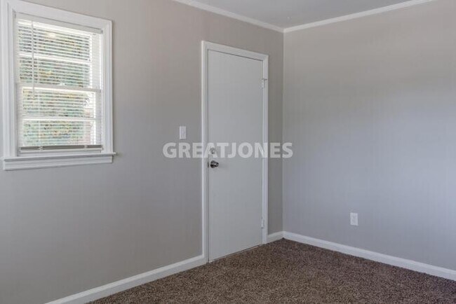 Building Photo - 1570 Engle Dr