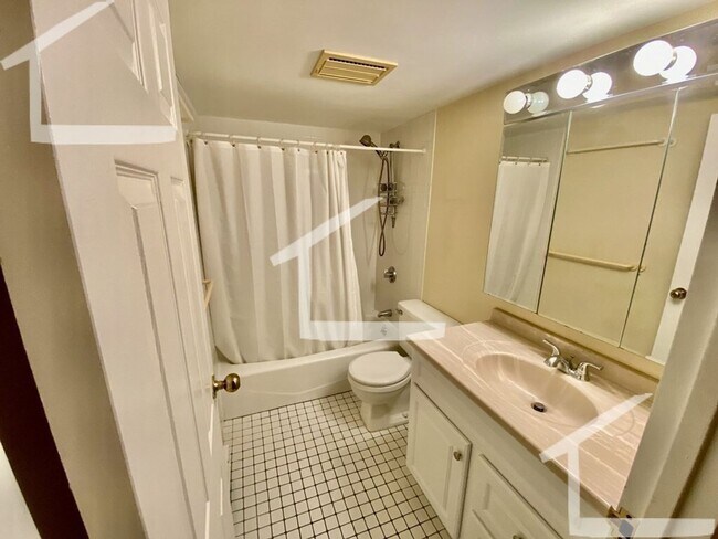 Foto del edificio - No Brokers Fee, Coolidge Corner Area, Gara...