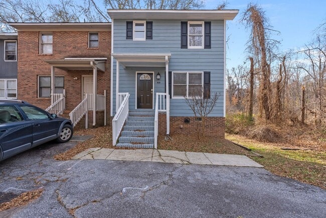 Newly renovated 3-bedroom Creekside Townhome - Available Now - Newly renovated 3-bedroom Creekside Townhome - Available Now
