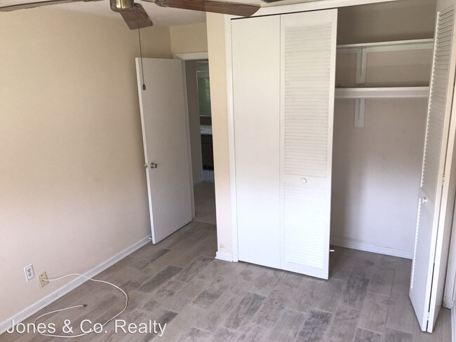 Building Photo - 2714 SE 17th Pl