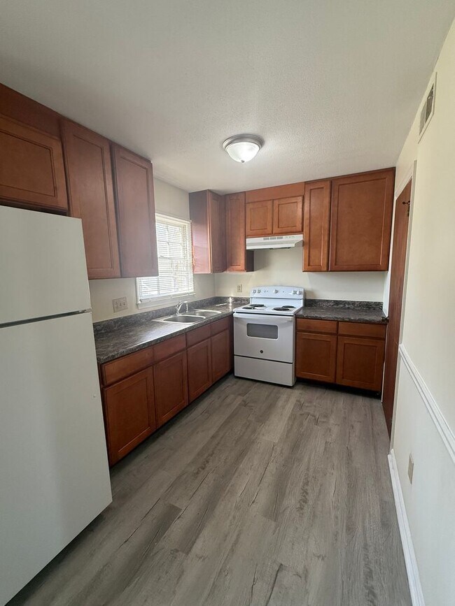 Foto del edificio - Two bedroom, 1.5 bath in Graham--McAden Pl...