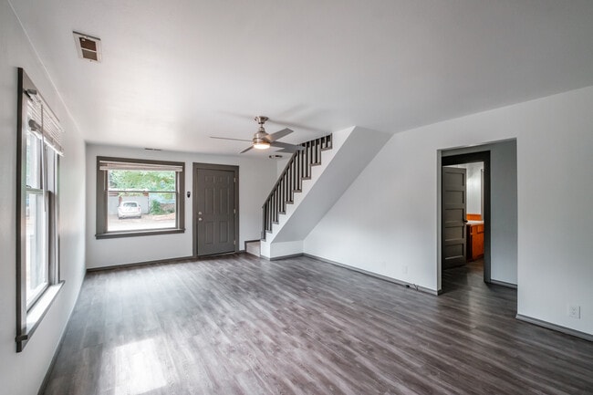 Building Photo - 147 NE Elm St