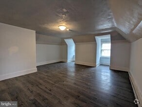Building Photo - 384 E Chestnut St