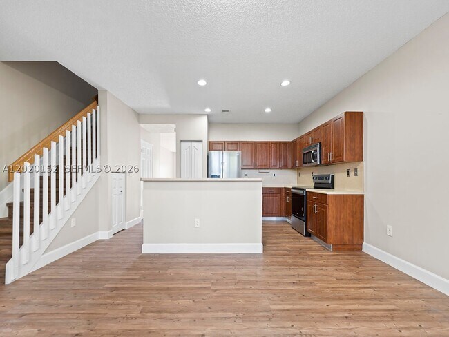Building Photo - 1049 NE 42nd Ave