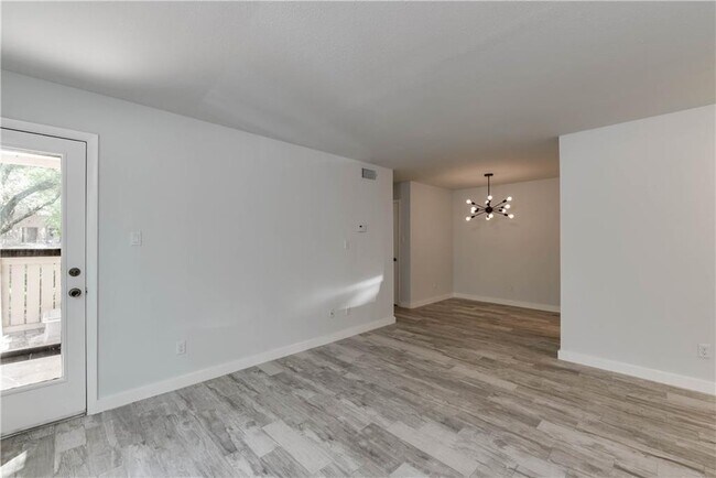 Foto del edificio - 8210 Bent Tree Rd