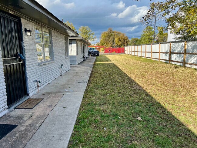 Building Photo - 5136 Mallow St