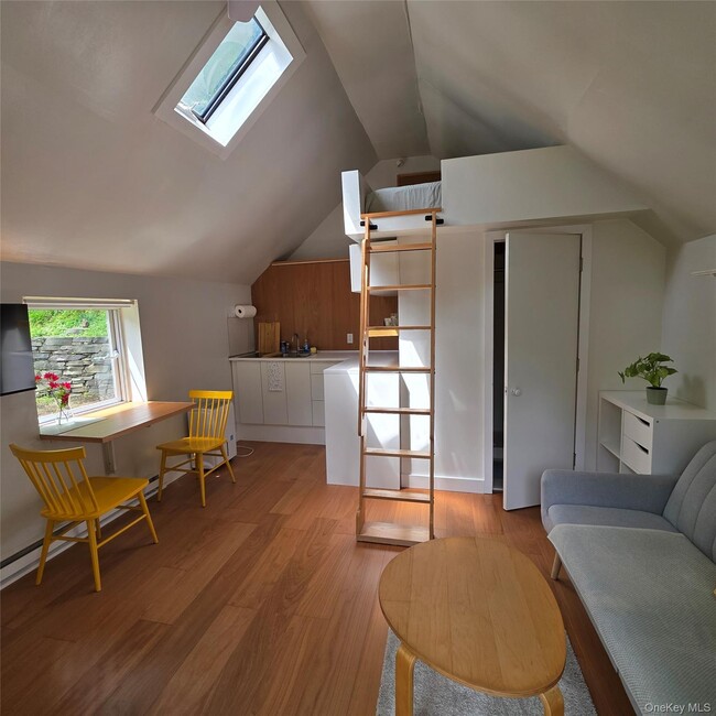 Foto del edificio - 38 Gnarled Hollow Rd