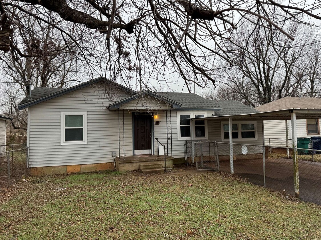 Foto principal - 3 bedroom, 1 bath home for rent in OKC nea...