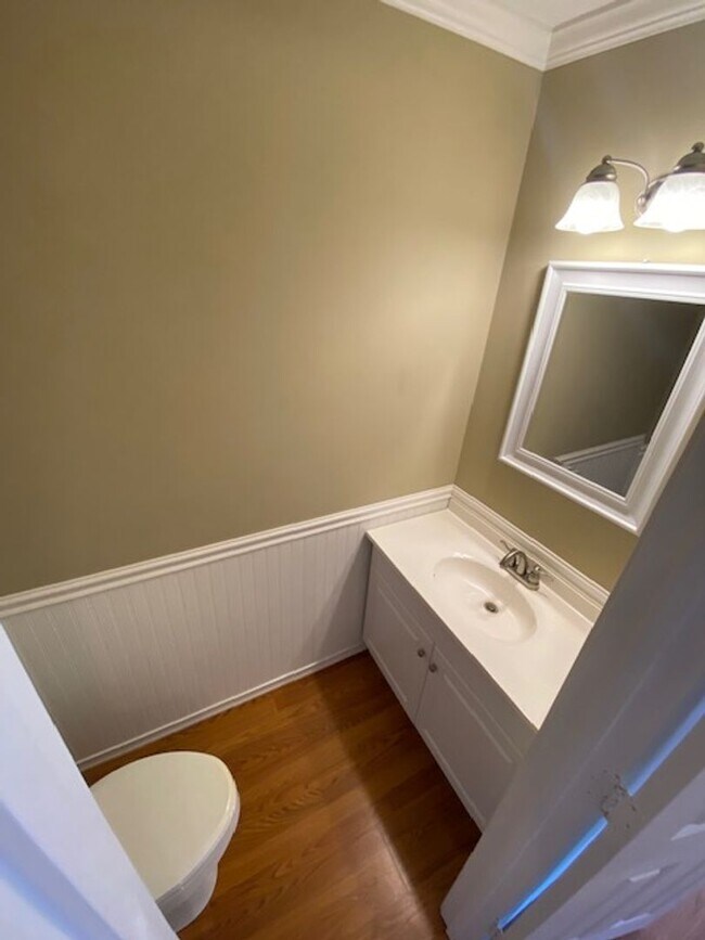 Building Photo - 2 bedroom 1.5 bath  The Cloister Condominium