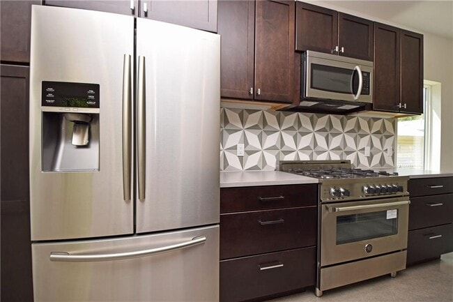 Building Photo - 5405 Sunshine Dr