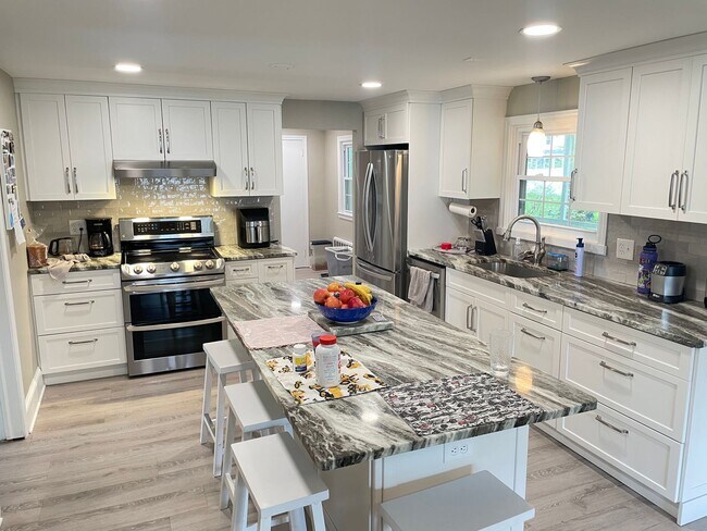 Building Photo - The Brainard Colonial