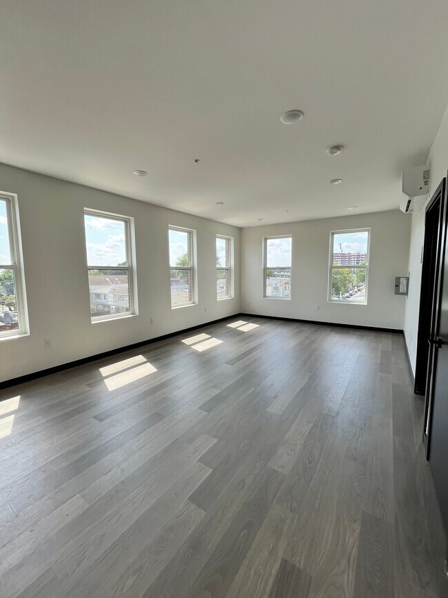 132 Mallory Ave 401 - 138 Mallory Ave