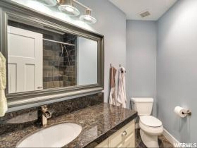 Foto del edificio - Unique 2 Story Home w attached 2 car