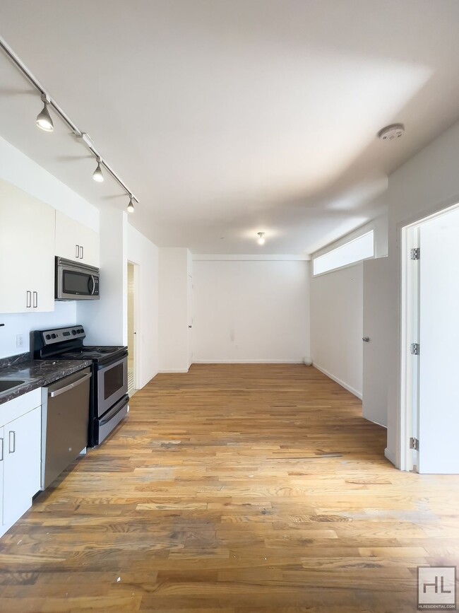 Foto del edificio - Spacious Sunlit 2-Bed 1-Bath / Great Bushw...