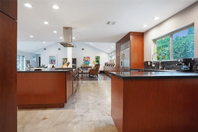 Building Photo - 5643 Terwilliger Way
