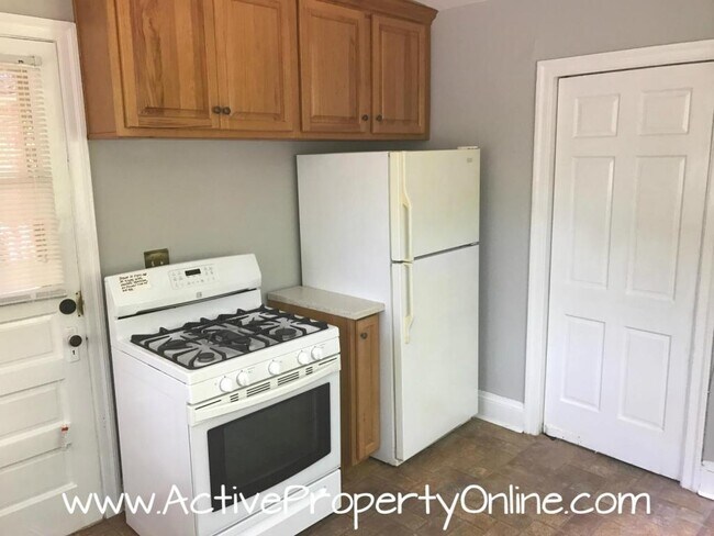 Building Photo - 2420 Kingsley Dr.