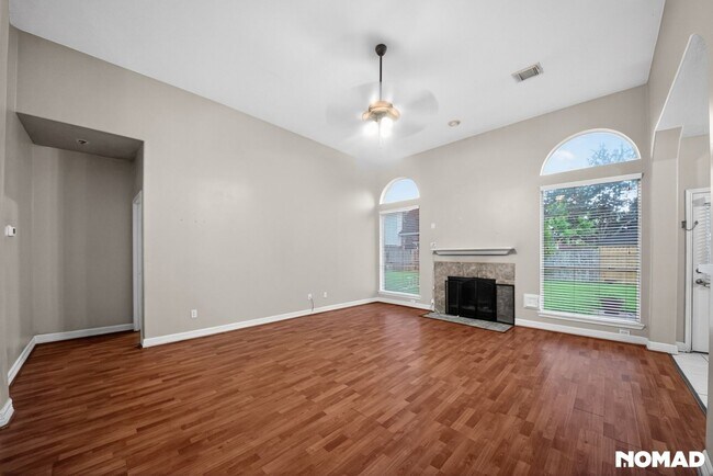 Foto del edificio - 1811 Quiet Hollow Dr