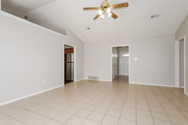 Building Photo - 10173 Oak Run Dr S