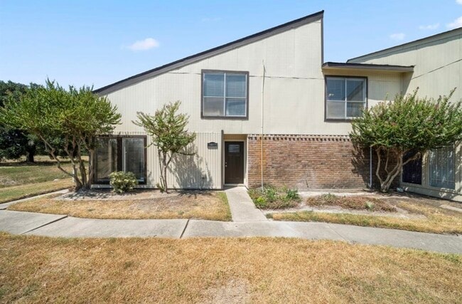 Foto del edificio - 7847 Green Lawn Dr