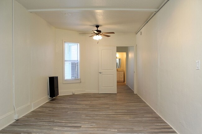 Building Photo - 843 N Knott St