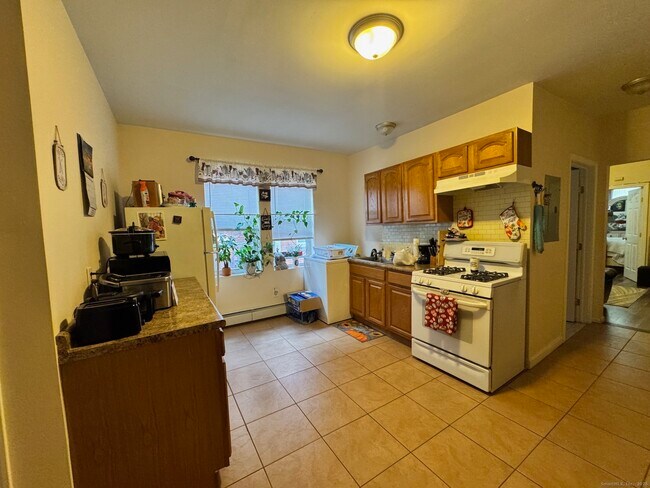 Building Photo - 204 Magnolia St