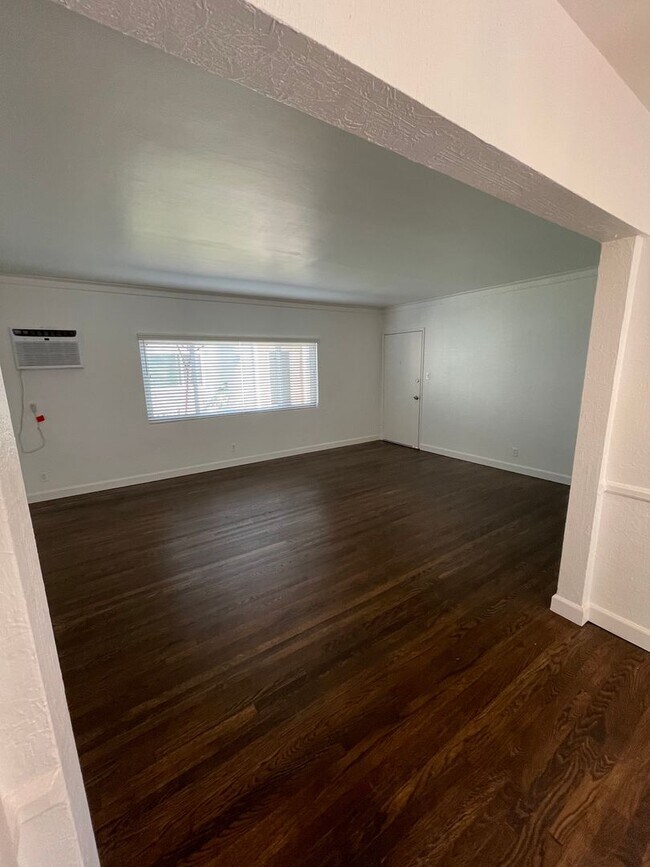 Foto del edificio - Remodeled 2BR in NoHo – Brand New Kitchen, 2 Parking Spaces, Walk to NoHo West Mall